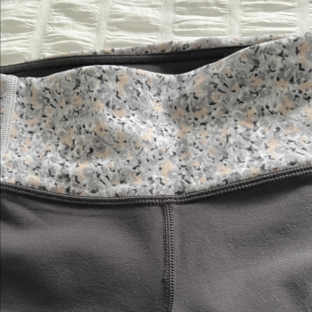 Lululemon Grey Cropped Leggings with Speckled Waistband Size 8 - Picture 3 of 6